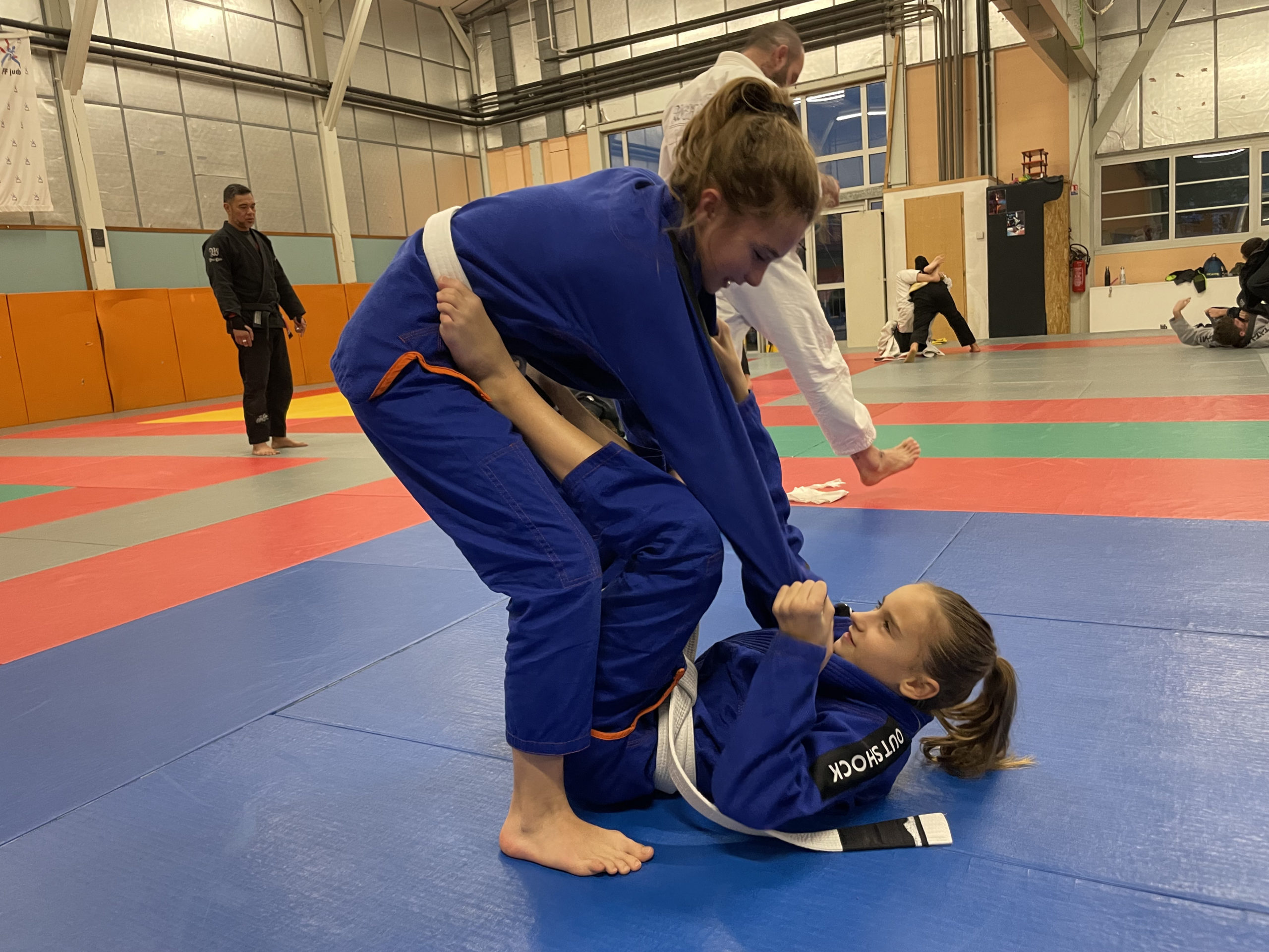 Deux jeunes en plein cours de jiu jitsu brésilien (JJB ou BJJ) à la West Choke Family.