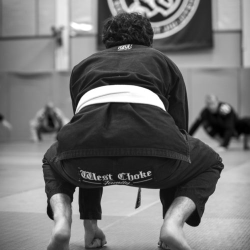 Un adulte en plein cours de jiu jitsu brésilien (jjb ou bjj) à la West Choke family.