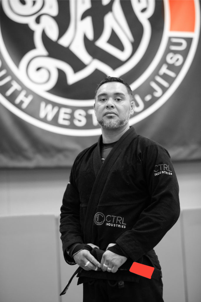 Portrait de Hiti Ura Peni, instructeur en jiu jitsu brésilien pour la West Choke Family.