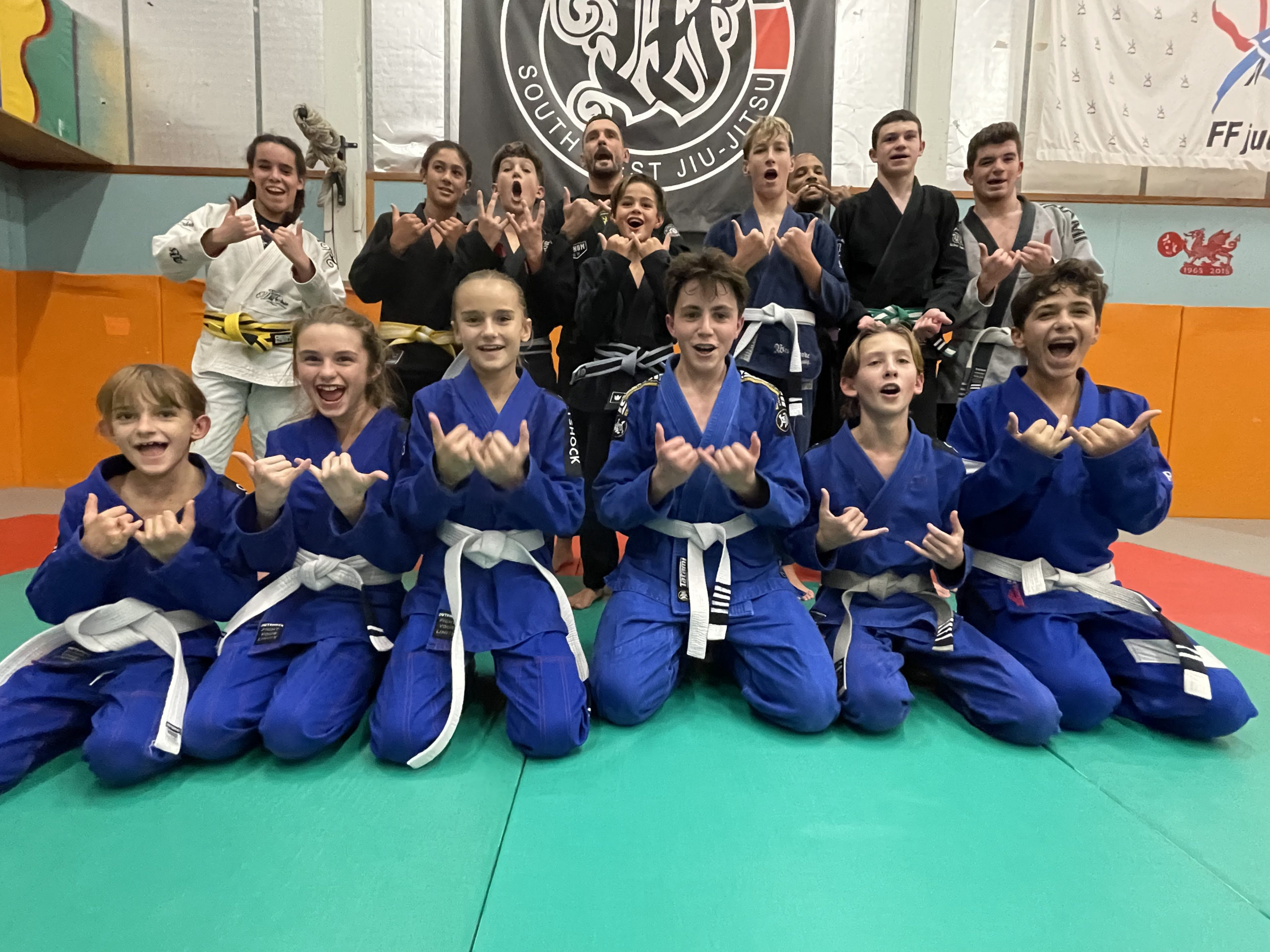 Photo du groupe des enfants et jeunes adultes pratiquants le jiu jitsu brésilien (JJB ou BJJ) à la West Choke Family.