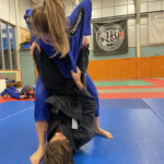Deux jeunes en plein cours de jiu jitsu brésilien (JJB ou BJJ) à la West Choke Family.