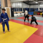 Deux jeunes en plein cours de jiu jitsu brésilien (JJB ou BJJ) à la West Choke Family.