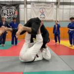 Des enfants en train de regarder la démonstration de jiu jitsu brésilien (JJB ou BJJ) de leurs instructeurs de la West Choke Family.
