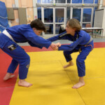 Deux jeunes garçons en plein cours de jiu jitsu brésilien (JJB ou BJJ) à la West Choke Family.