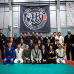 Photo du groupe des adultes pratiquants le jiu jitsu brésilien (JJB ou BJJ) et le grappling à la West Choke Family.