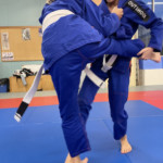 Deux jeunes filles en plein cours de jiu jitsu brésilien (JJB ou BJJ) à la West Choke Family.