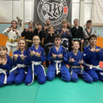 Photo du groupe des enfants et jeunes adultes pratiquants le jiu jitsu brésilien (JJB ou BJJ) à la West Choke Family.