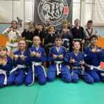 Photo du groupe des enfants et jeunes adultes pratiquants le jiu jitsu brésilien (JJB ou BJJ) à la West Choke Family.